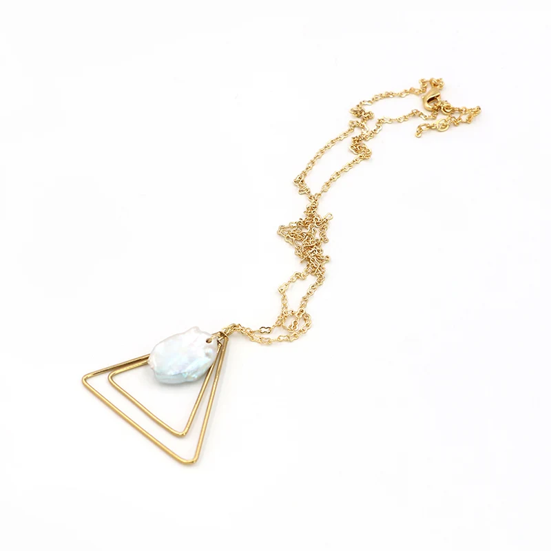 Barokke parels met bengige driehoek ketting