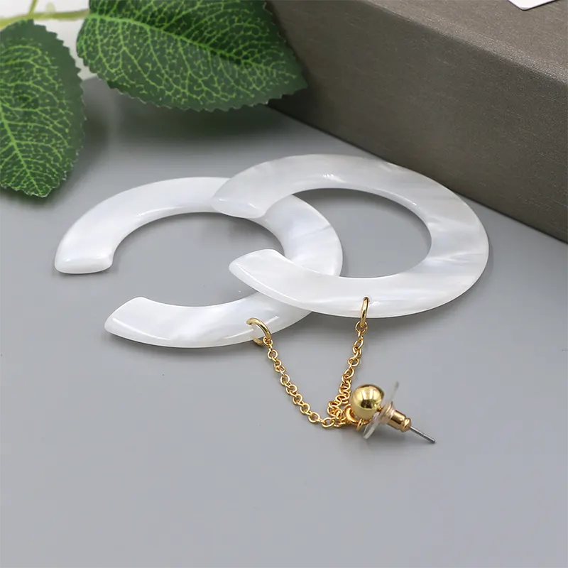 Moonlight White bungelende C-vormige oorbellen